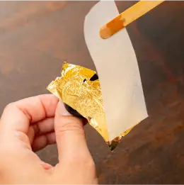 金箔を乗せます。