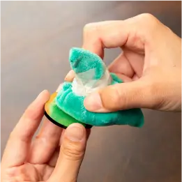 金箔の上から優しく押さえて、接着剤に密着させます。