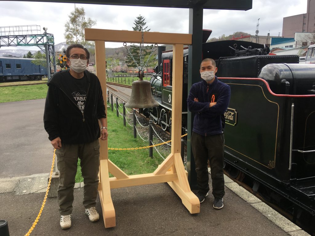 小樽市総合博物館からの依頼で、この博物館に動態展示されているSLアイアンホース号の発車を告げる鐘をつり下げる台を作りました。