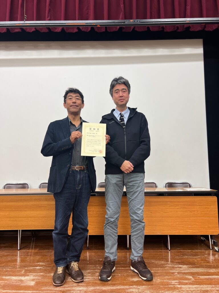 奨励賞の授賞式。片桐尉晶と学会長の椎野亜紀夫先生(札幌市立大學デザイン学部)。20251101(土)、日本造園学会北海道支部大会(於、北海道大学農学部)にて。