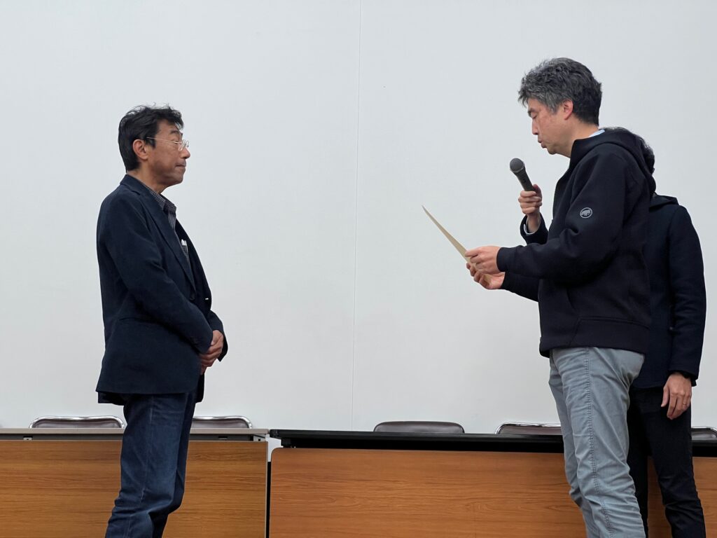奨励賞の授賞式。片桐尉晶と学会長の椎野亜紀夫先生(札幌市立大學デザイン学部)。20251101(土)、日本造園学会北海道支部大会(於、北海道大学農学部)にて。