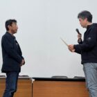 奨励賞の授賞式。片桐尉晶と学会長の椎野亜紀夫先生（札幌市立大學デザイン学部）。20251101(土)、日本造園学会北海道支部大会（於、北海道大学農学部）にて。