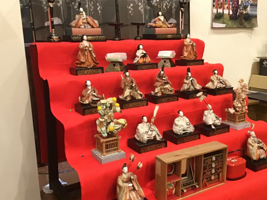 昭和2年の五段雛。母のまた母が札幌の丸井さんで買ってもらったものです。