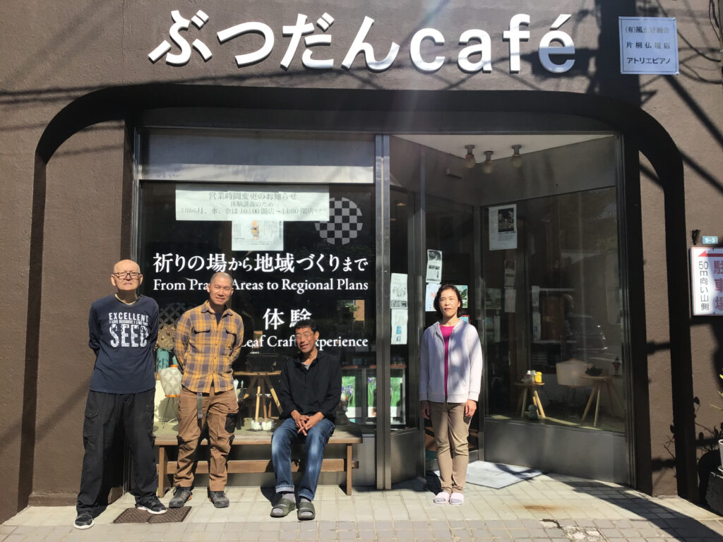 外装工事終了記念に店の前でスタッフと。2026年6月12日金曜日