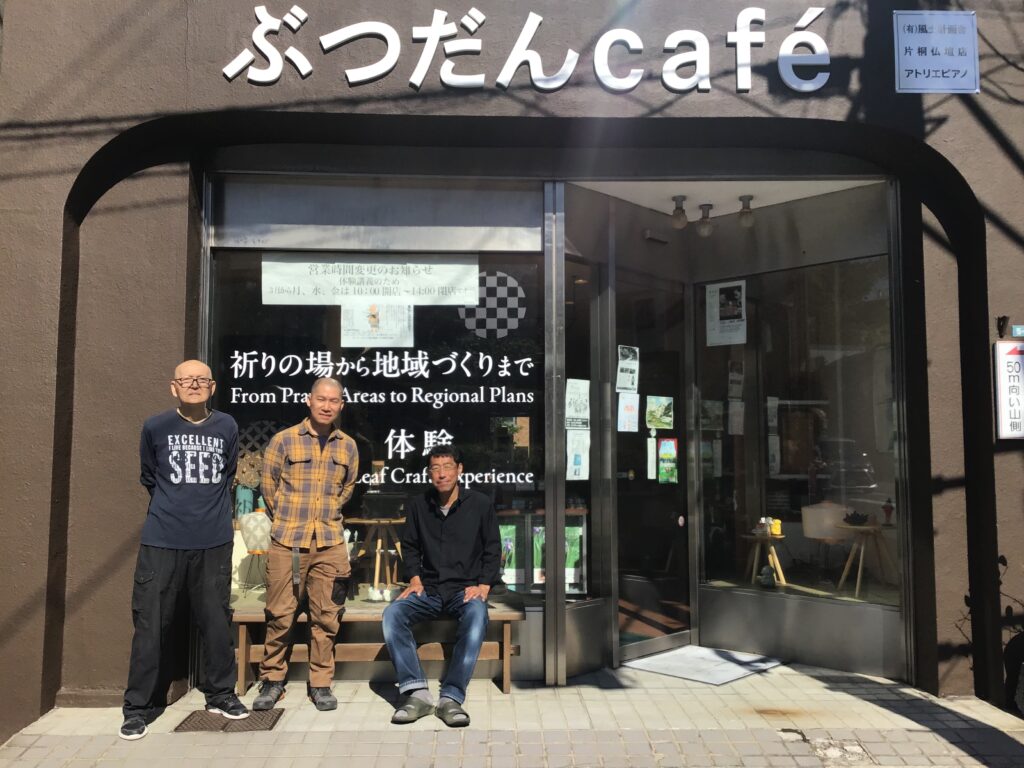 ぶつだんcaféの片桐仏壇店・店舗とスタッフ写真